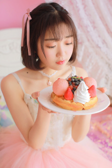 挠女特务脚心